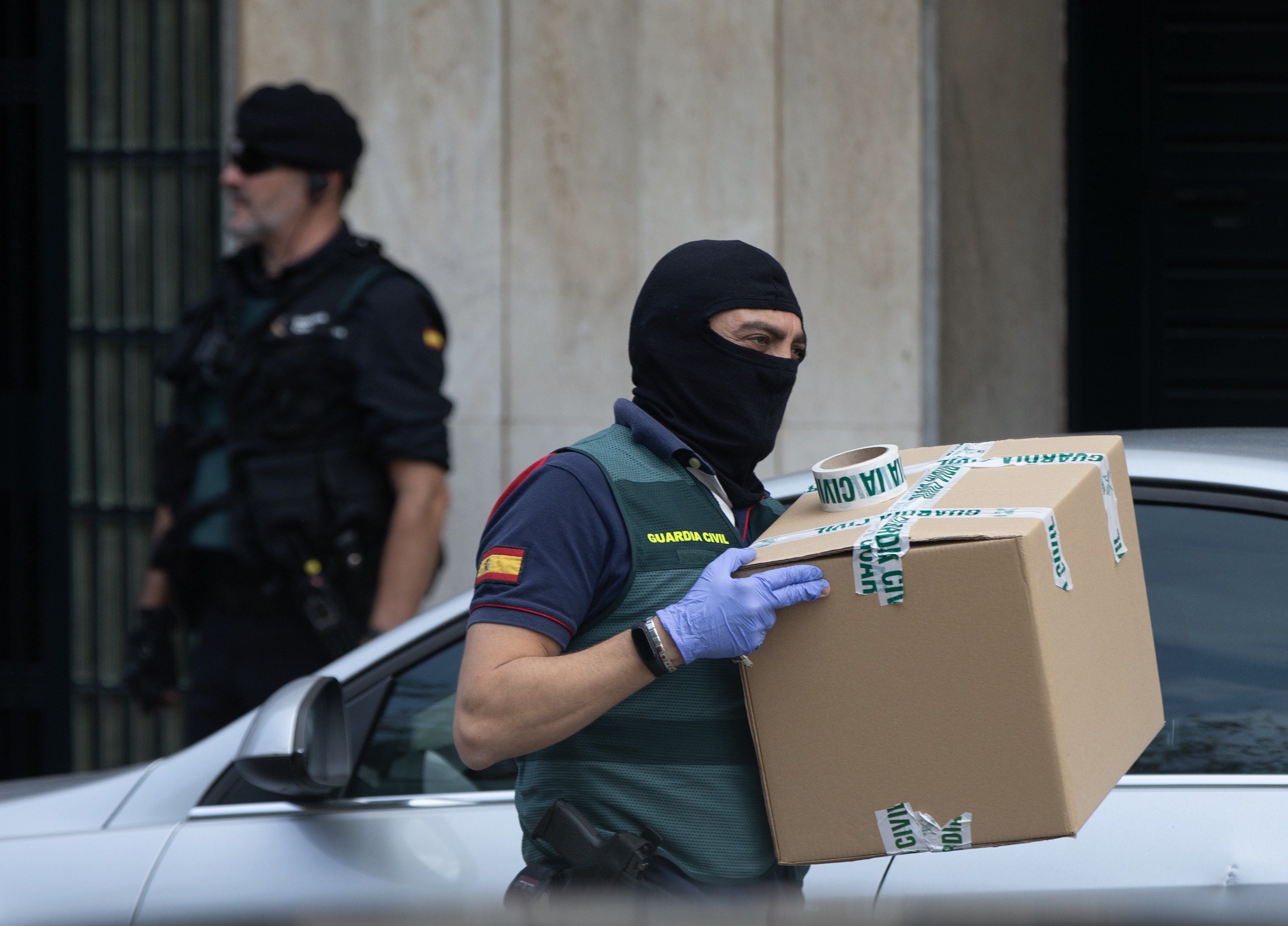 Las preguntas de Amón: "¿Quién no tiene en casa sustancias explosivas y planos de las casas cuarteles de la Guardia Civil?" Las preguntas de Amón: "¿Quién no tiene en casa sustancias explosivas y planos de las casas cuarteles de la Guardia Civil?"