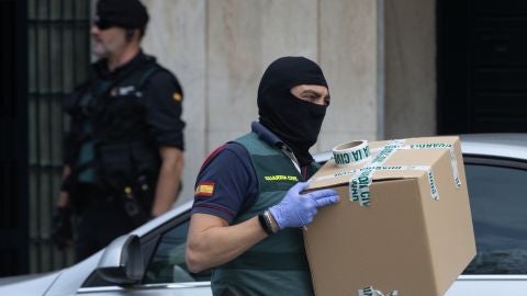Agentes de la Guardia Civil durante el registro de un domicilio en Sabadell en una operación contra los CDR Agentes de la Guardia Civil durante el registro de un domicilio en Sabadell en una operación contra los CDR