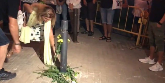 Los CDR de Terrasa homenajean a un bolardo derribado por los Mossos, pero se equivocan de poste Los CDR de Terrasa homenajean a un bolardo derribado por los Mossos, pero se equivocan de poste