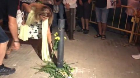 Homenaje de los CDR de Terrasa a un bolardo