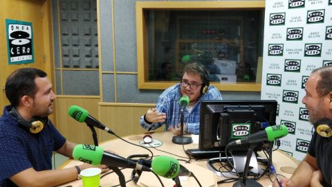 Hoy tiempo de tertulia con compa&ntilde;eros de los medios de comunicaci&oacute;n. Hoy nos acompa&ntilde;an Rafael Burgal, del Diario de C&aacute;diz y Younes Nachett de Viva C&aacute;diz. Modera Jaime &Aacute;lvarez.
