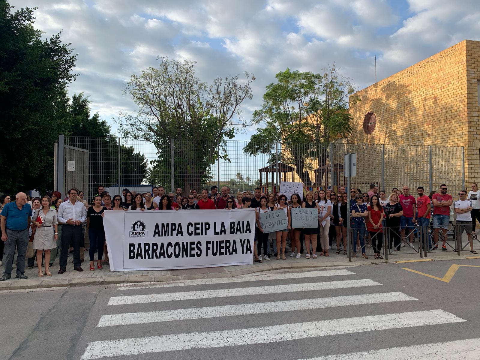Educación compromete la renovación de todos los barracones del colegio de Las Bayas “en Navidad” o “Semana Santa” Educación compromete la renovación de todos los barracones del colegio de Las Bayas “en Navidad” o “Semana Santa”