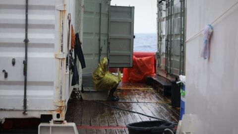 Uno de los migrantes a bordo del 'Ocean Viking'