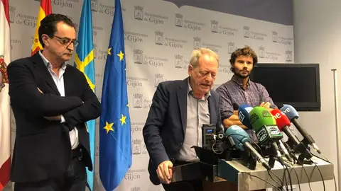 Rueda de prensa de Aurelio Martín, concejal de Medio Ambiente del Ayuntamiento de Gijón Cerrada parcialmente la playa de San Lorenzo tras detectarse peces muertos