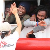 Los 182 migrantes del barco humanitario Ocean Viking desembarcan en Sicilia
