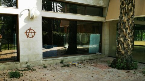 Acceso al antiguo Restaurante del Parque Municipal de Elche.
