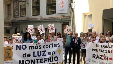Vecinos de Montefrío se movilizan contra los cortes de luz Manifestación ante Endesa Granada