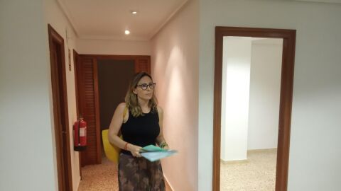 Amparo Cerd&aacute;, portavoz de VOX Elche en la sede local de la formaci&oacute;n pol&iacute;tica.