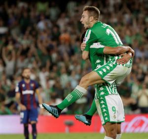 El Betis celebra un tanto de Loren El Betis celebra un tanto de Loren