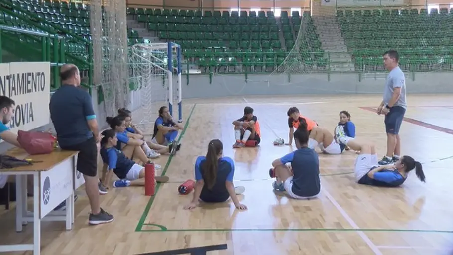 Antonio González, entrenado Unami femenino Antonio González, entrenado Unami femenino