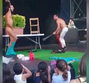 Un striptease 'para todos los públicos' escandaliza a los niños presentes en la actuación de las Fiestas de la Mercè Un striptease 'para todos los públicos' escandaliza a los niños presentes en la actuación de las Fiestas de la Mercè