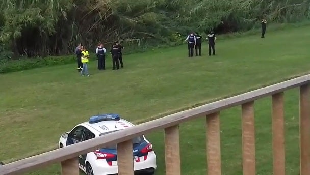 Detenido un menor al que investigan por lanzar a un bebe al río Besòs cuando se disponía a enterrarlo Detenido un menor al que investigan por lanzar a un bebe al río Besòs cuando se disponía a enterrarlo