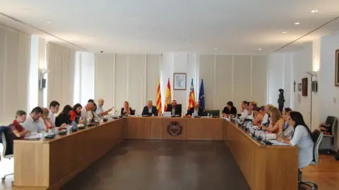 La corporació municipal durant la el ple ordinari del mes de setembre. El document regularà l´organització i funcionament intern del´Ajuntament d´una forma més específica.