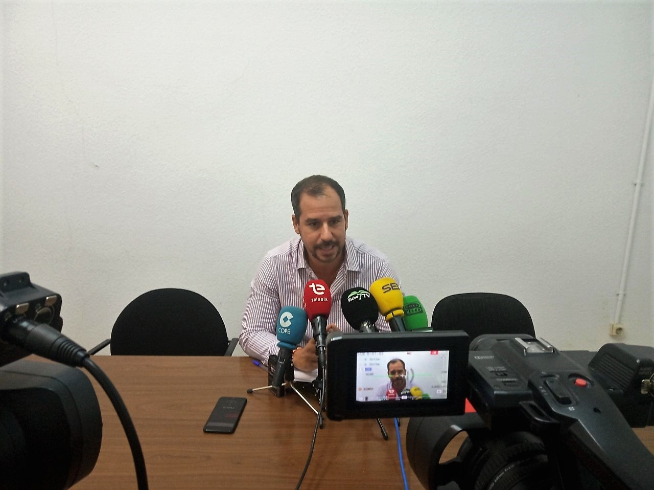 El PP de Elche critica que el 10% de las inversiones del presupuesto municipal se condicione a la venta de terrenos El PP de Elche critica que el 10% de las inversiones del presupuesto municipal se condicione a la venta de terrenos