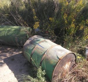 Bidones tirados en el entorno del barranco del Grifo de Elche. Bidones tirados en el entorno del barranco del Grifo de Elche.