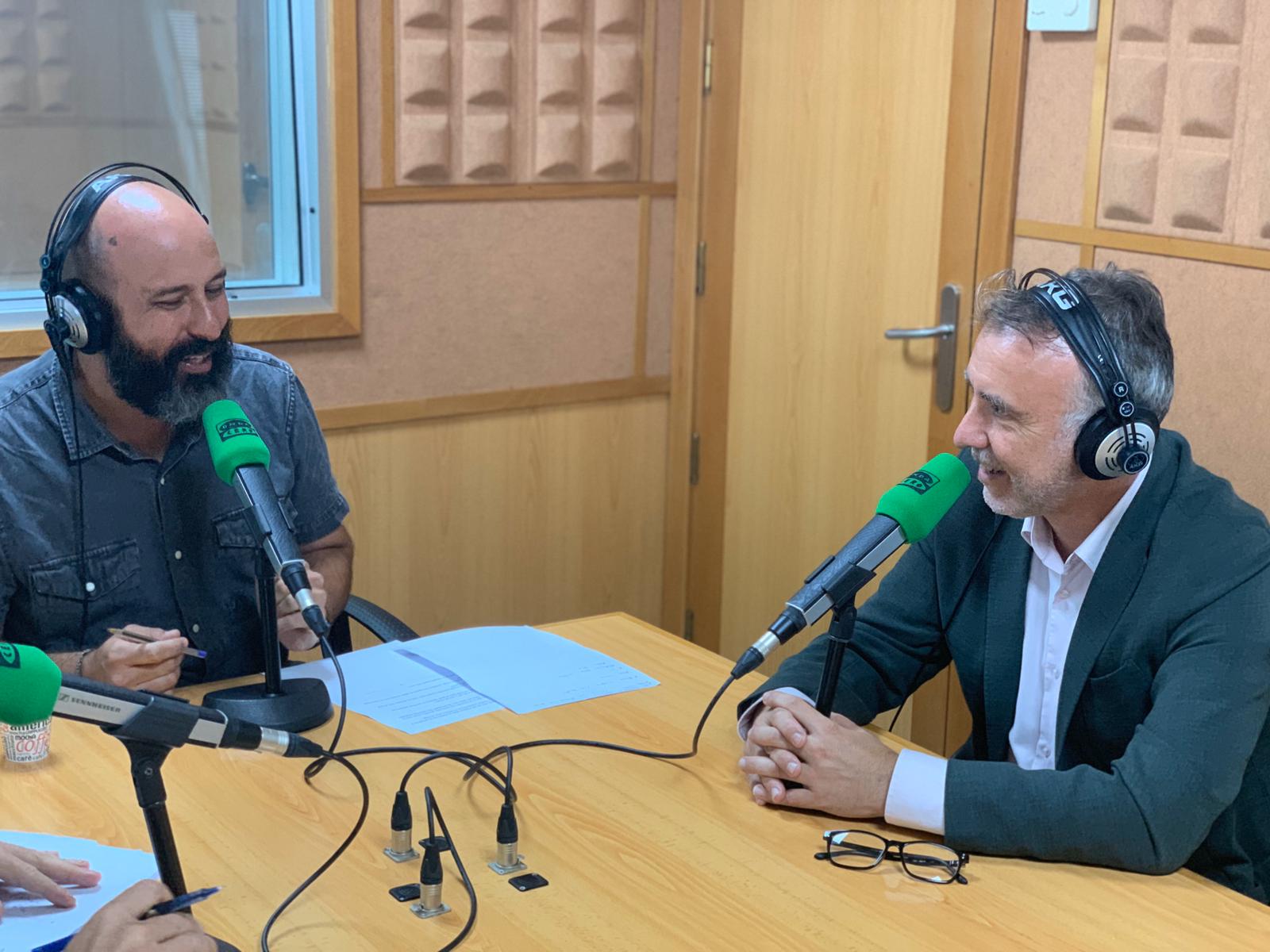 "Sí que vamos a tocar la bajada del IGIC a las eléctricas, a la telefonía móvil, y vamos a sopesar algunos nuevos impuestos de cara a tener mejores ingresos" "Sí que vamos a tocar la bajada del IGIC a las eléctricas, a la telefonía móvil, y vamos a sopesar algunos nuevos impuestos de cara a tener mejores ingresos"