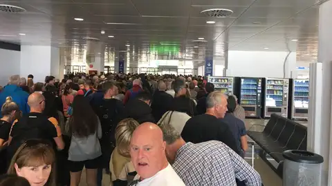 Pasajeros esperando para pasar los controles en el Aeropuerto de Palma. Pasajeros esperando para pasar los controles en el Aeropuerto de Palma.