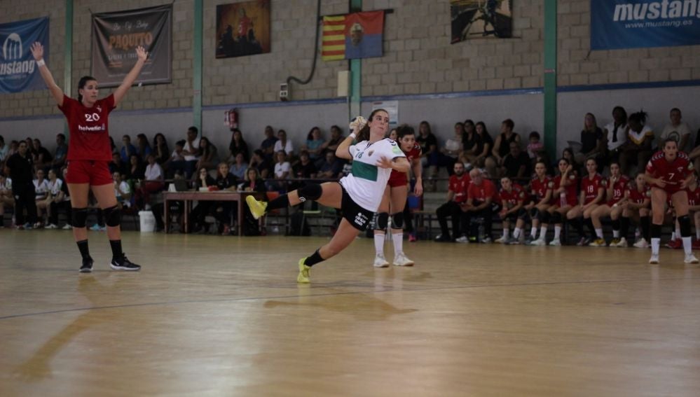 Jennifer Gutiérrez, jugadora internacional del Club Balonmano Elche, ejecuta una pena máxima en el encuentro ante el Balonmano Alcobendas.