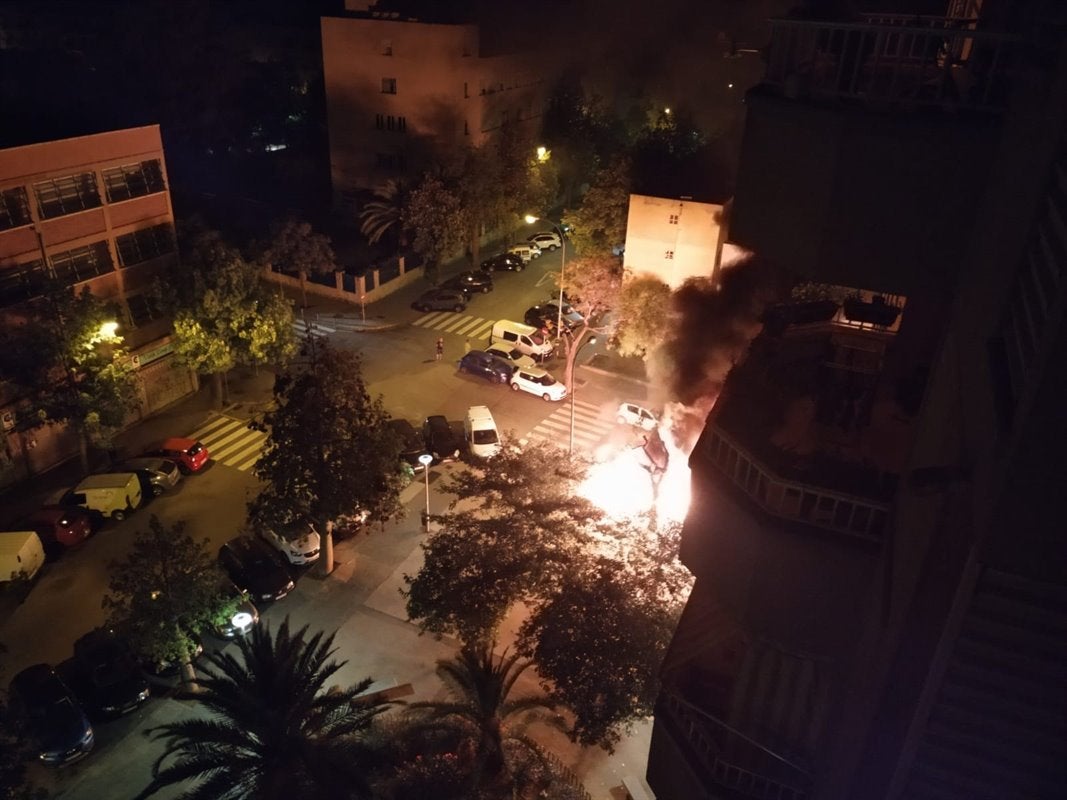 Arden varios contenedores en el barrio palmesano de Camp Redó Arden varios contenedores en el barrio palmesano de Camp Redó