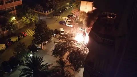 Contenedores ardiendo en el barrio palmesano de Camp Redó Contenedores ardiendo en el barrio palmesano de Camp Redó