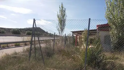 Vivienda a escasos metros de la A-7 en la partida Vallongas-Ferriol de Elche. Vivienda a escasos metros de la A-7 en la partida Vallongas-Ferriol de Elche.