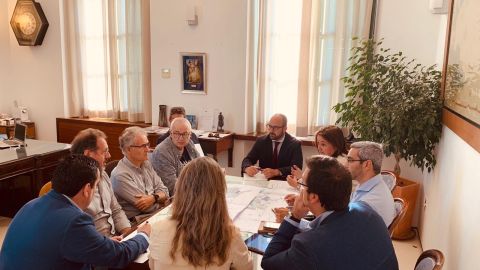El alcalde, Germ&aacute;n Beardo, con personal t&eacute;cnico