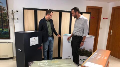 El alcalde de Elche y el concejal de Limpieza junto a las cuatro cajas con documentaci&oacute;n presentadas al concurso por el servicio de limpieza.