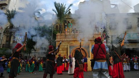 Festeros disparan arcabuces en los Moros y Cristianos de Crevillent.