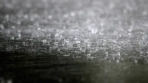 La lluvia moja el asfalto de un trazado de la Fórmula 1 La lluvia moja el asfalto de un trazado de la Fórmula 1