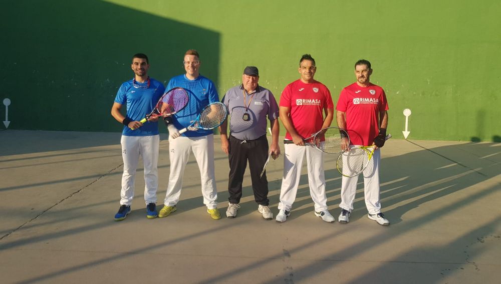 Los jugadores del Club Frontenis Elche Alfredo Garrido y Juan Carlos Soro, con camiseta roja, y los locales Sergi Sapiña y Jerónimo Benito, de azul.