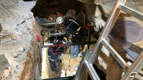 Los bomberos liberan al operario tras ocho horas de intervenci&oacute;n