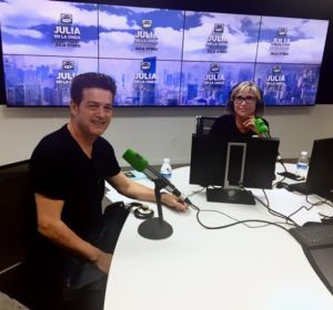 Santiago Auserón, con Julia Otero en Julia en la Onda Santiago Auserón, con Julia Otero en Julia en la Onda