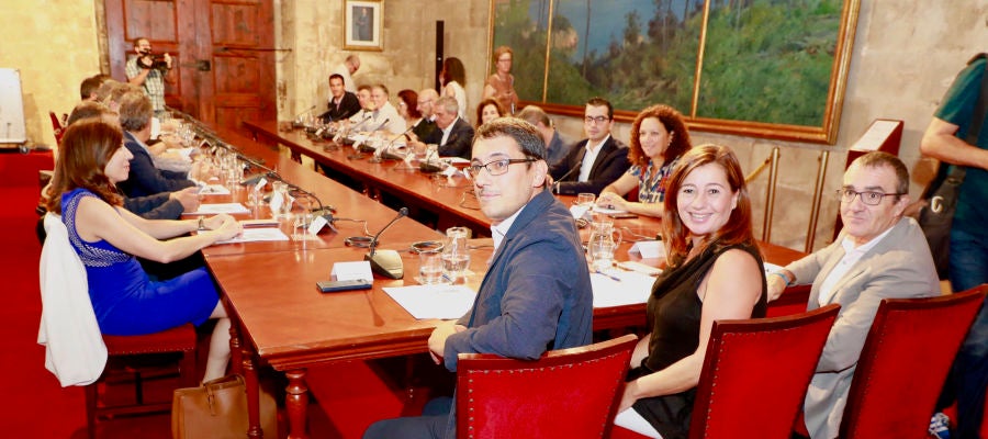 Iago Negueruela, Francina Armengol y Juan Pedro Yllanes, en la reunión con los agentes económicos y sociales para establecer medidas tras la quiebra de Thomas Cook. Iago Negueruela, Francina Armengol y Juan Pedro Yllanes, en la reunión con los agentes económicos y sociales para establecer medidas tras la quiebra de Thomas Cook.