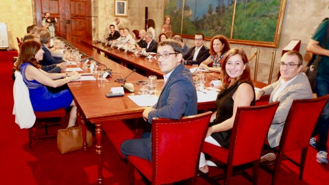 Iago Negueruela, Francina Armengol y Juan Pedro Yllanes, en la reuni&oacute;n con los agentes econ&oacute;micos y sociales para establecer medidas tras la quiebra de Thomas Cook.