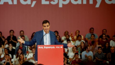 Pedro S&aacute;nchez habla durante un mitin del PSOE