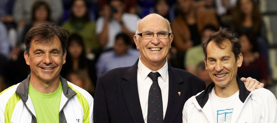 Andrés Gimeno, en el centro, posta junto a Emilio Sánchez Vicario y Jordi Arrese Andrés Gimeno, en el centro, posta junto a Emilio Sánchez Vicario y Jordi Arrese