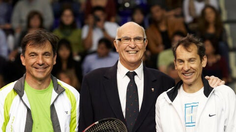 Andr&eacute;s Gimeno, en el centro, posta junto a Emilio S&aacute;nchez Vicario y Jordi Arrese