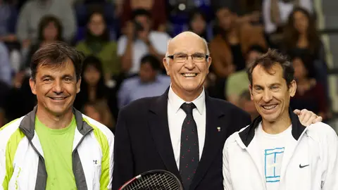 Andrés Gimeno, en el centro, posta junto a Emilio Sánchez Vicario y Jordi Arrese Andrés Gimeno, en el centro, posta junto a Emilio Sánchez Vicario y Jordi Arrese