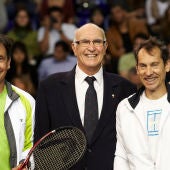 Andrés Gimeno, en el centro, posta junto a Emilio Sánchez Vicario y Jordi Arrese