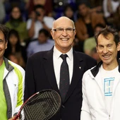 Andrés Gimeno, en el centro, posta junto a Emilio Sánchez Vicario y Jordi Arrese Andrés Gimeno, en el centro, posta junto a Emilio Sánchez Vicario y Jordi Arrese