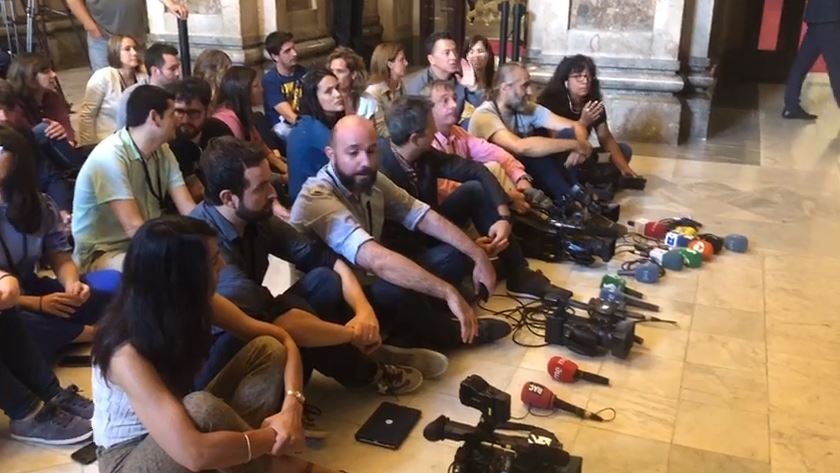 Sentada de periodistas en el Parlament contra las agresiones a los informadores Sentada de periodistas en el Parlament contra las agresiones a los informadores