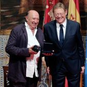 El diseñador Francis Montesinos ha recibido una de las Altas Distinciones de la Generalitat.