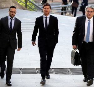 Xabi Alonso entra a la Audiencia Nacional acompañado de sus abogados Xabi Alonso entra a la Audiencia Nacional acompañado de sus abogados