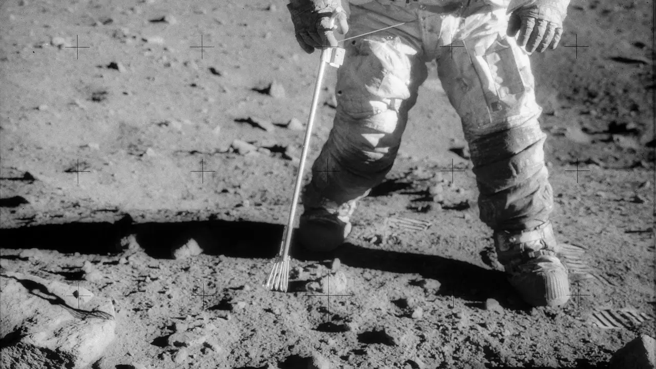 El astronauta Charles Conrad Jr., comandante de la misión Apolo 12, pisando la Luna (1969) El astronauta Charles Conrad Jr., comandante de la misión Apolo 12, pisando la Luna (1969)