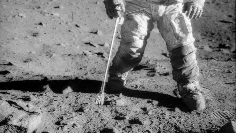 El astronauta Charles Conrad Jr., comandante de la misi&oacute;n Apolo 12, pisando la Luna (1969)