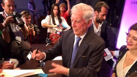 Mario Vargas Llosa firmando aut&oacute;grafos durante la presentaci&oacute;n de su libro