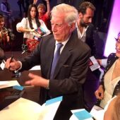 Mario Vargas Llosa firmando autógrafos durante la presentación de su libro