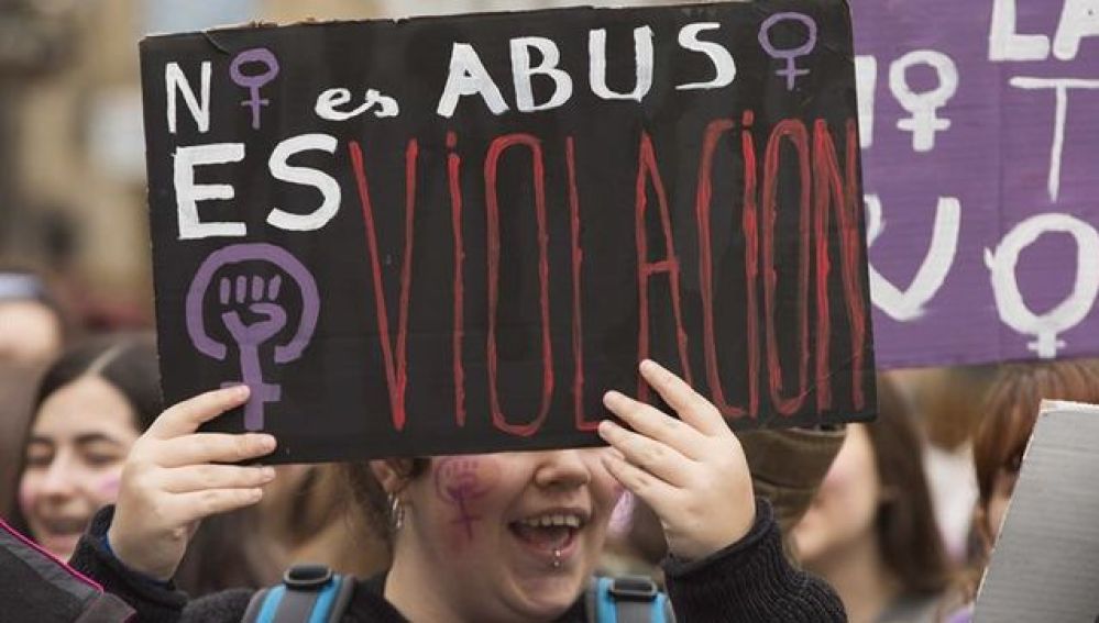 Pancarta "No es abuso, es violación"