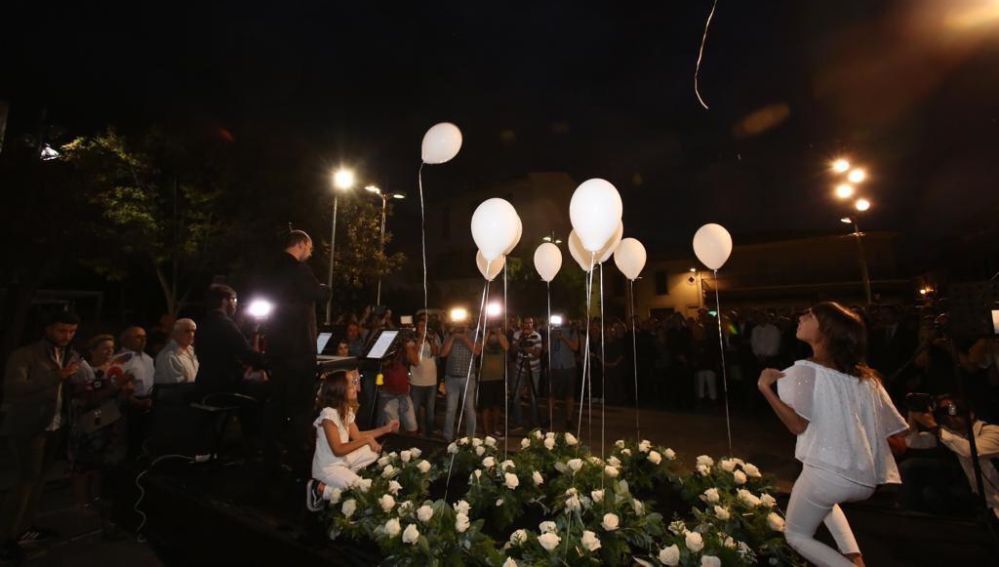 13 globos blancos recuerdan a las 13 víctimas de la torrentada en el Llevant de Mallorca, en el primer aniversario de lo ocurrido. 