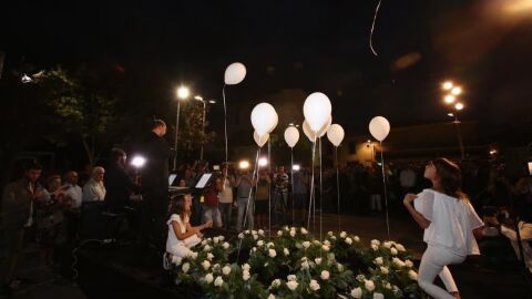 13 globos blancos recuerdan a las 13 v&iacute;ctimas de la torrentada en el Llevant de Mallorca, en el primer aniversario de lo ocurrido. 